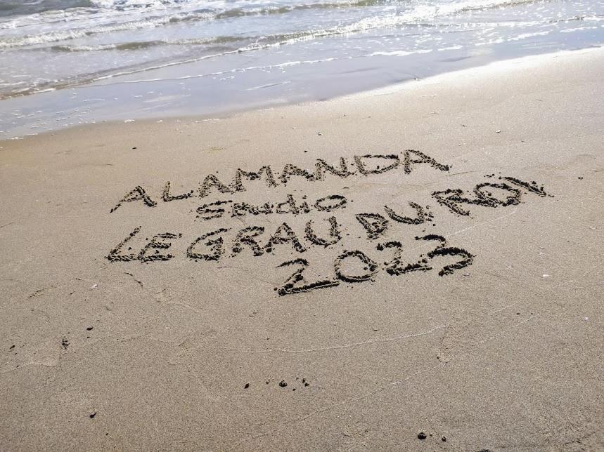 un panneau écrit dans le sable sur la plage dans l'établissement ALAMANDA STUDIO LE GRAU DU ROI -, au Grau-du-Roi