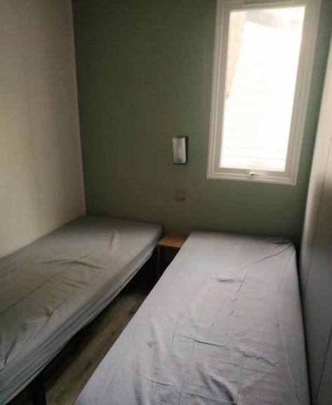 Posteľ alebo postele v izbe v ubytovaní Charmant mobilhome camping Les Sables d'Or 4 étoiles