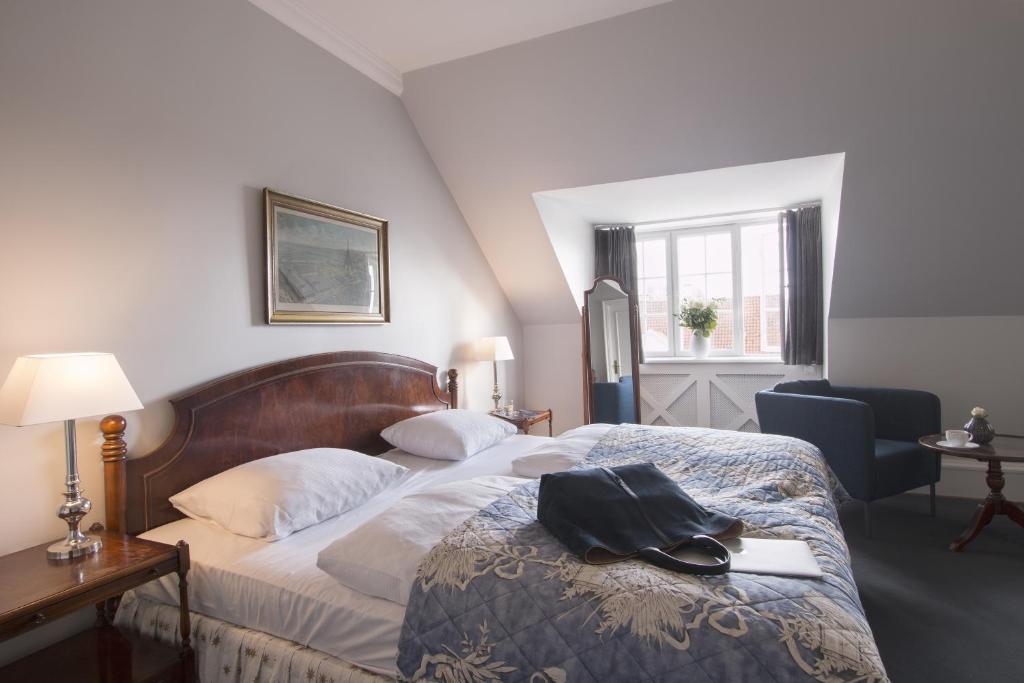 Postel nebo postele na pokoji v ubytování Hotel Fredensborg Store Kro