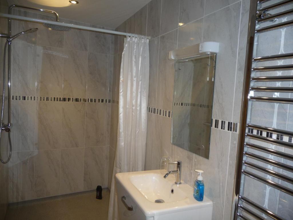 Ivy Hall - Camera Gemella Con Doccia