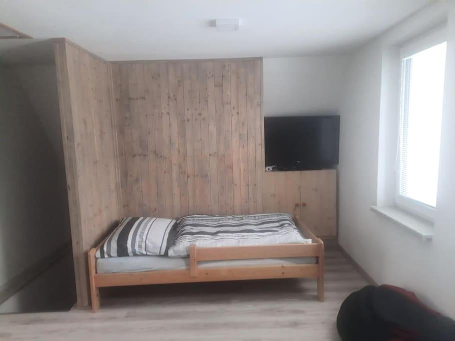 Postel nebo postele na pokoji v ubytování Objevte krásu Beskyd , navštivte chatu Lojza
