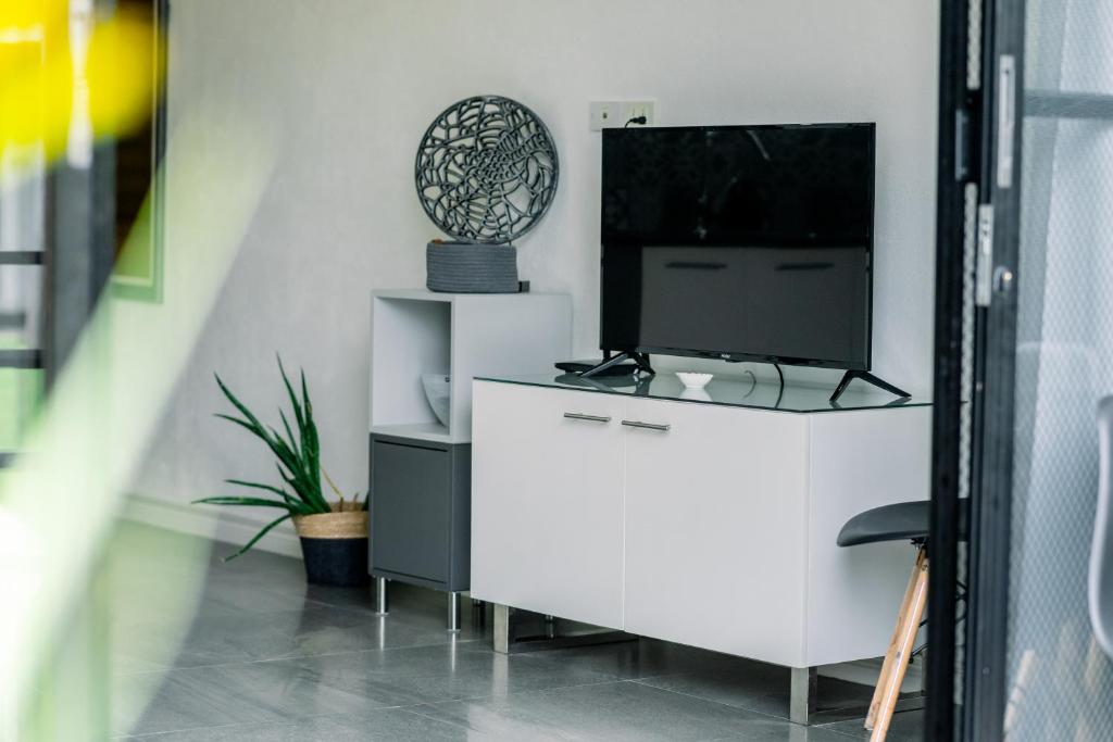 TV a/nebo společenská místnost v ubytování Visaya Pearl