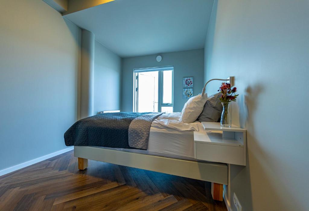 Postel nebo postele na pokoji v ubytování Iceland SJF Apartments - 401