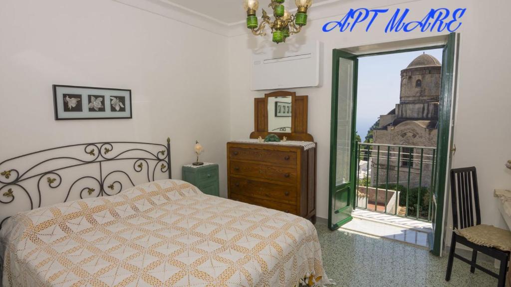 um quarto com uma cama e vista para uma torre em Casa Annunziata em Ravello