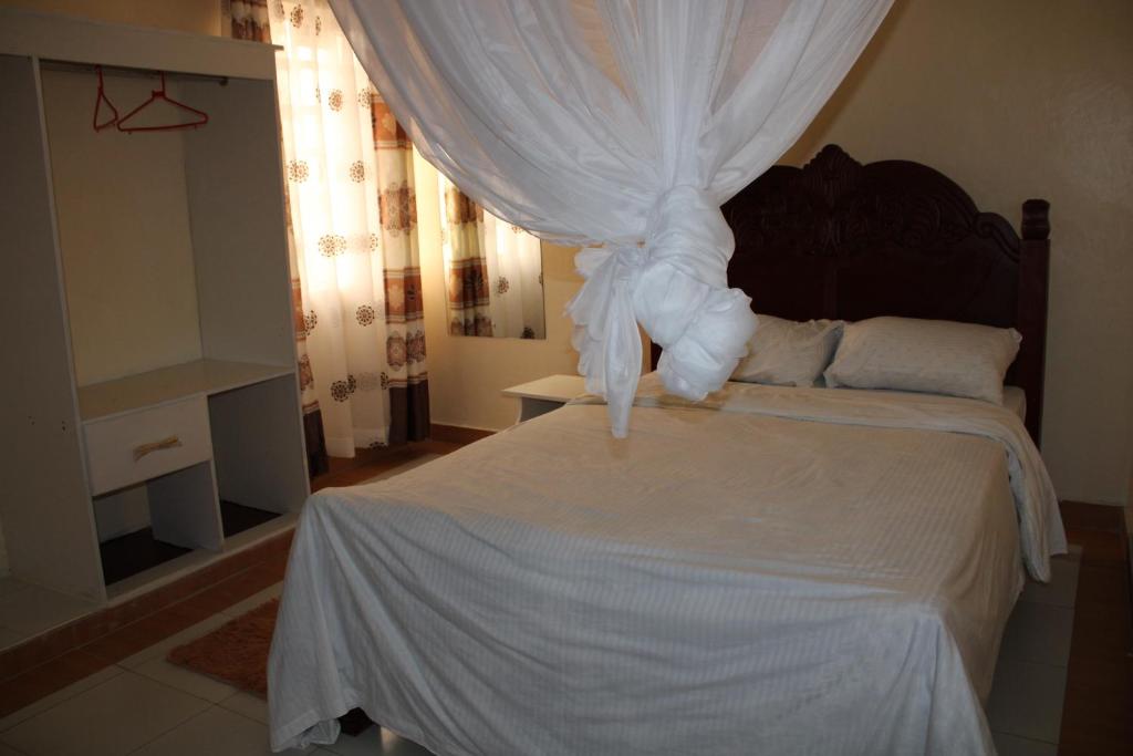 Postel nebo postele na pokoji v ubytování Dynamic Fully Furnished Apartments in Nairobi, 14 km from Jomo Kenyatta International Airport and the SGR