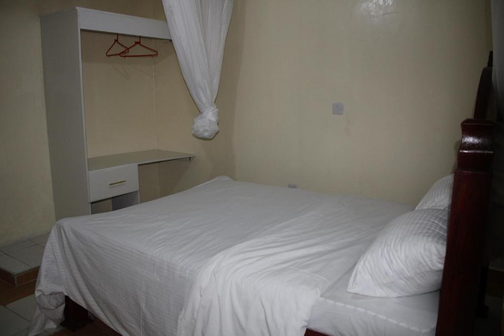 Postel nebo postele na pokoji v ubytování Dynamic Fully Furnished Apartments in Nairobi, 14 km from Jomo Kenyatta International Airport and the SGR