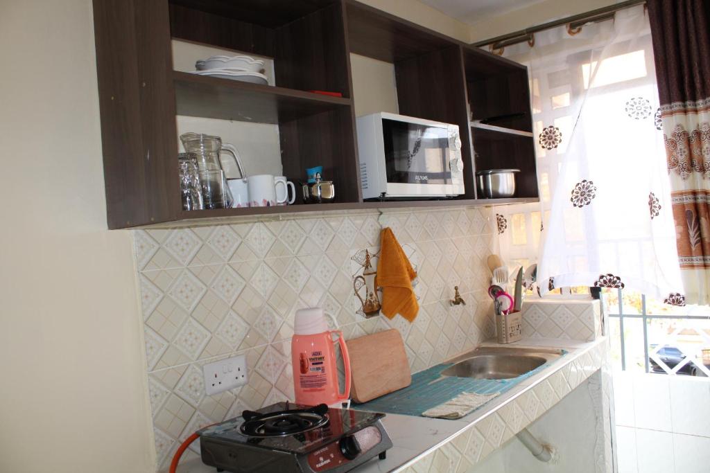 Kuchyň nebo kuchyňský kout v ubytování Dynamic Fully Furnished Apartments in Nairobi, 14 km from Jomo Kenyatta International Airport and the SGR