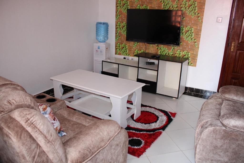 TV a/nebo společenská místnost v ubytování Dynamic Fully Furnished Apartments in Nairobi, 14 km from Jomo Kenyatta International Airport and the SGR
