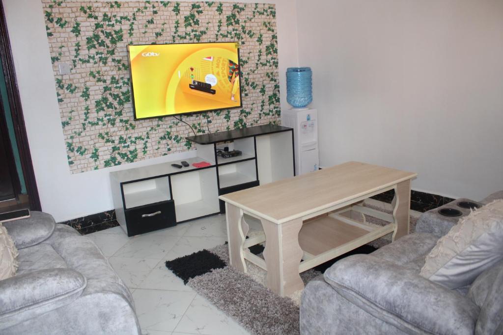 TV a/nebo společenská místnost v ubytování Dynamic Fully Furnished Apartments in Nairobi, 14 km from Jomo Kenyatta International Airport and the SGR