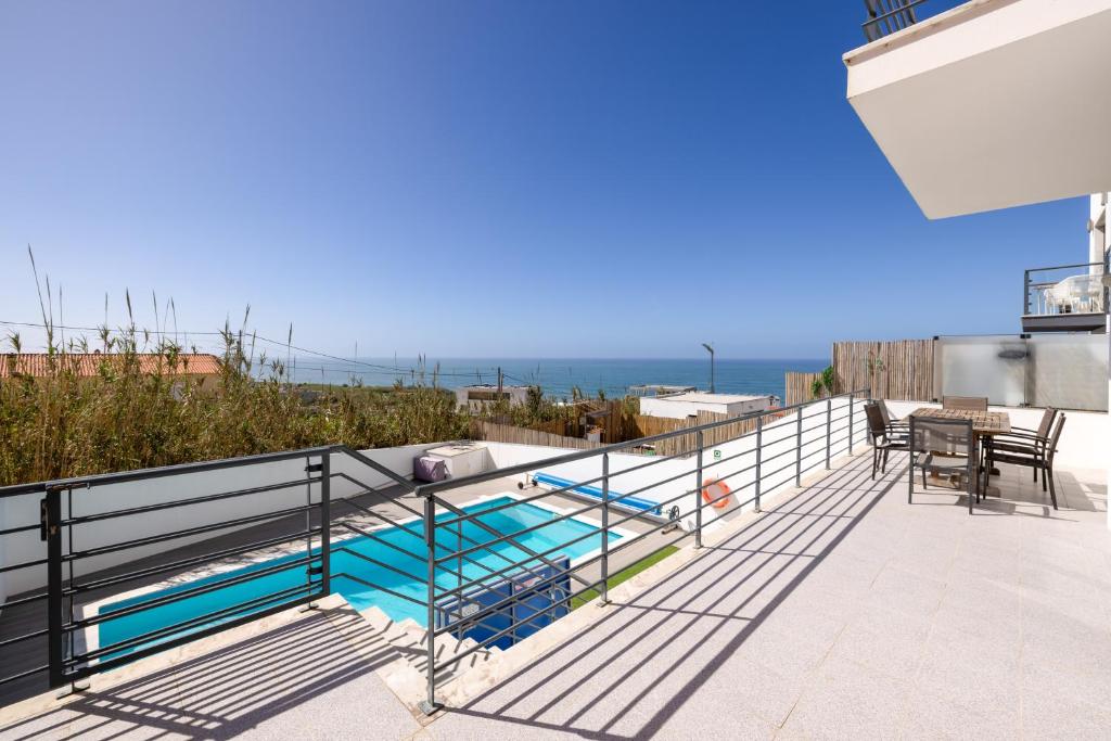 una piscina en el balcón de una casa en Ocean's 8, en Lourinhã