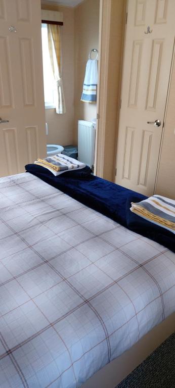 twee bedden in een kamer met blauwe lakens erop bij Alfie's House in Lincoln