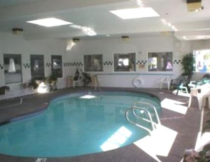 Bazén v ubytování Americas Best Value Inn & Suites-Forest Grove/Hillsboro nebo v jeho okolí