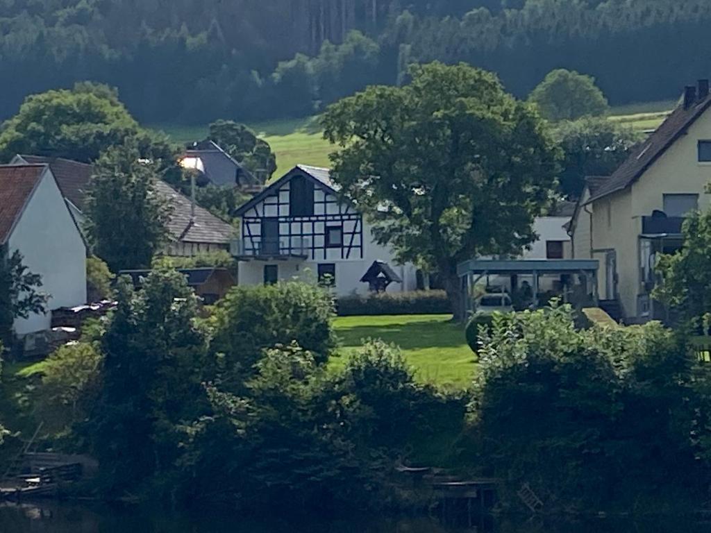 une maison noire et blanche dans un village dans l'établissement Exklusive, kernsanierte Ferienwohnung am Rursee, à Simmerath