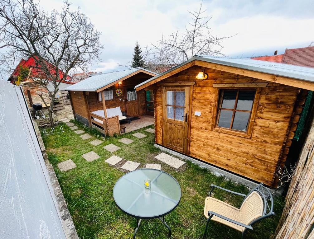 een uitzicht op een hut met een tafel en stoelen bij Chatky Daniel-Mikulov, a private campsite just for you in Mikulov