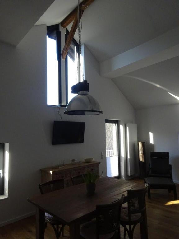 TV a/nebo společenská místnost v ubytování Exklusive, kernsanierte Ferienwohnung am Rursee