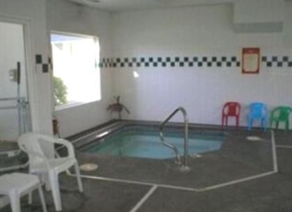 Bazén v ubytování Americas Best Value Inn & Suites-Forest Grove/Hillsboro nebo v jeho okolí