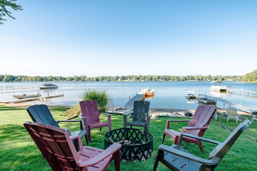 Muskegon vacation rental! HOT TUB! Lakefront SANDY BEACH Pontoon Boat Rental (EE.UU. Twin