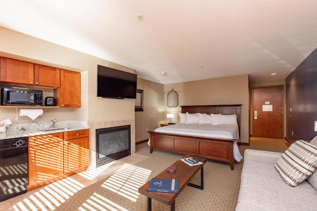 una camera d'albergo con letto e soggiorno di A210 Studio Standard View a Oakland