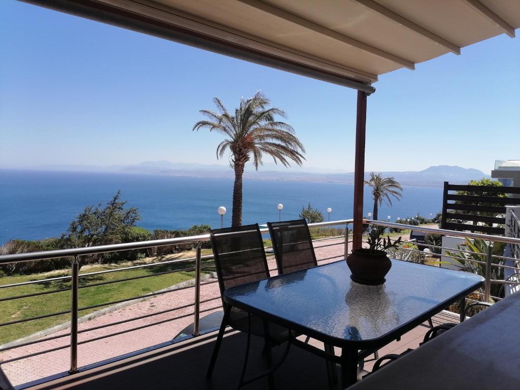 einen Tisch auf einem Balkon mit Meerblick in der Unterkunft Aegean Blue Dream Villa in Ligaria
