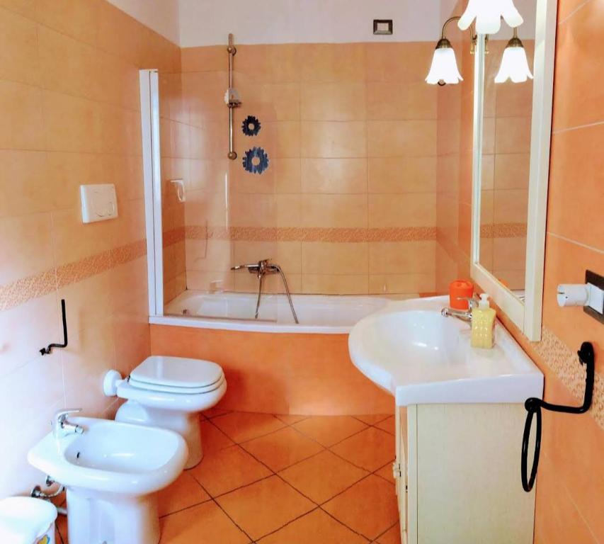 Koupelna v ubytování B&B Su Frori Arrubiu