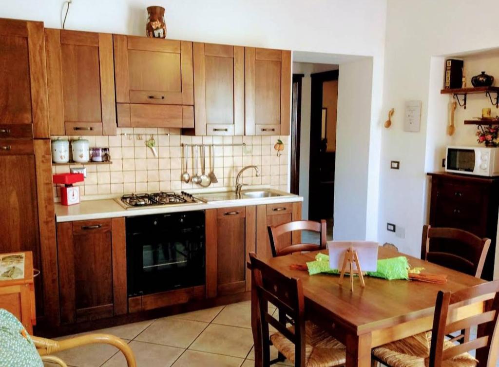 Kuchyň nebo kuchyňský kout v ubytování B&B Su Frori Arrubiu