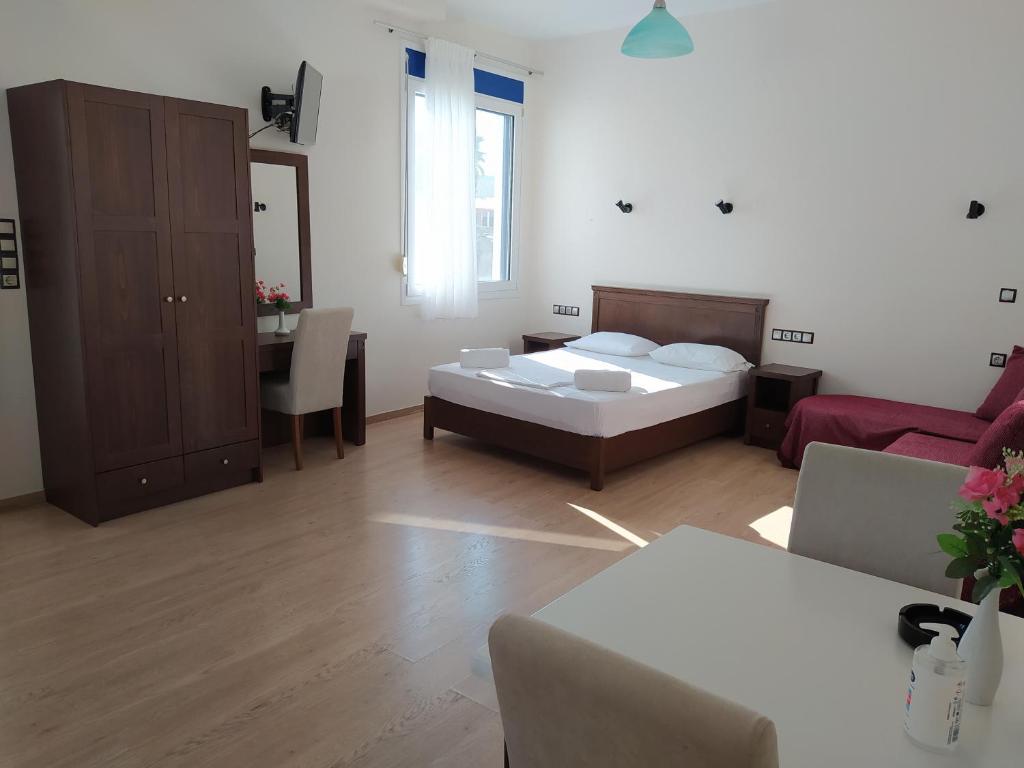1 dormitorio con 1 cama y sala de estar en Sea Front Studios Old Town, en Rethymno
