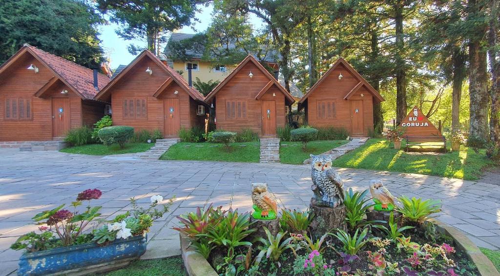 uma casa com um jardim em frente em Pousada Árvore Da Coruja em Gramado