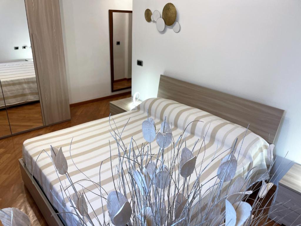 聖朱利亞諾米拉內塞的住宿－Appartamento S Giuliano Mse Piazza Brivio，一间卧室,床上摆放着蓝色鲜花
