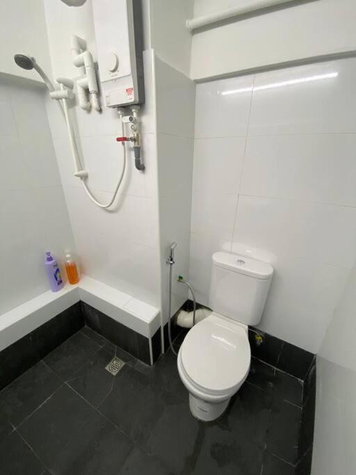 Bilik mandi di 4PAX near USM n Pantai Hospital n PISA SPI CE ARENA