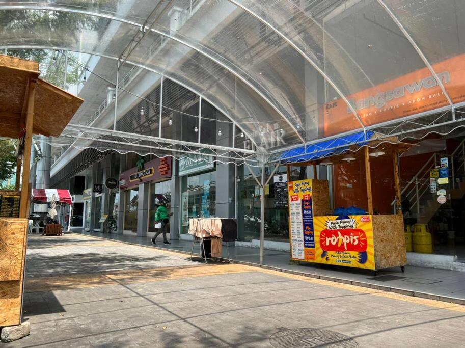 Pasar raya atau kedai lain di apartmen atau berdekatan