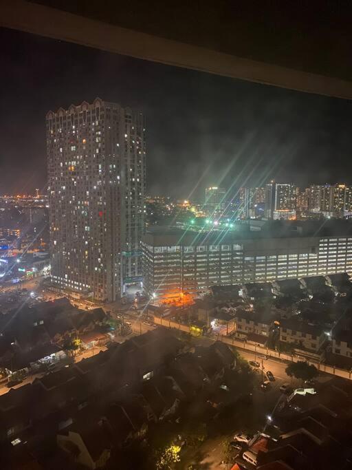 Pemandangan umum bagi Bayan Lepas atau pemandangan bandar yang diambil dari apartmen