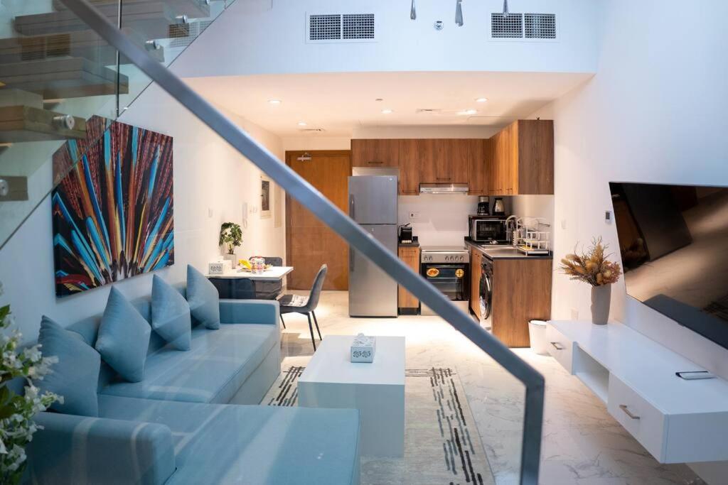 Posezení v ubytování Masdar City Mirage Oasis 2BR Duplex with Pool Access