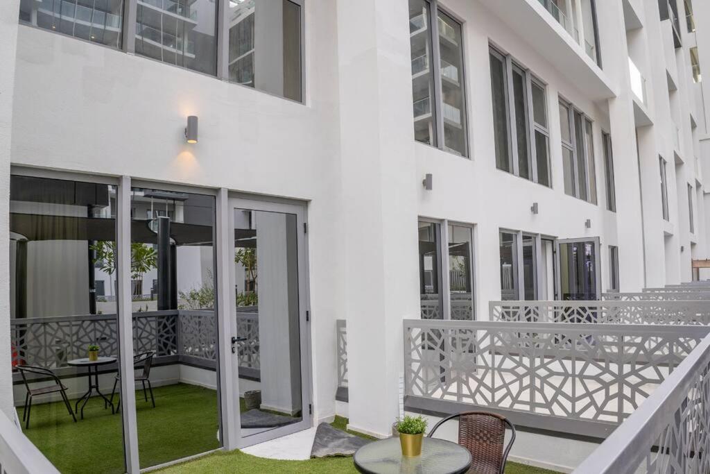 Balkón nebo terasa v ubytování Masdar City Mirage Oasis 2BR Duplex with Pool Access