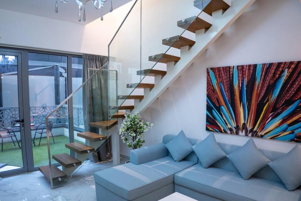 Posezení v ubytování Masdar City Mirage Oasis 2BR Duplex with Pool Access