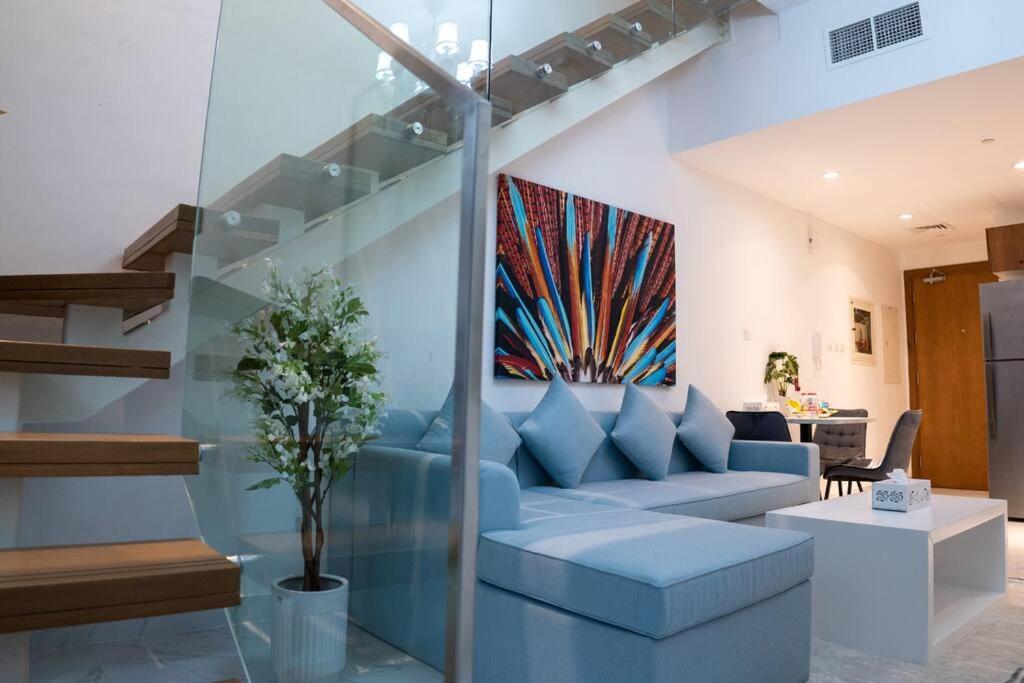 Posezení v ubytování Masdar City Mirage Oasis 2BR Duplex with Pool Access