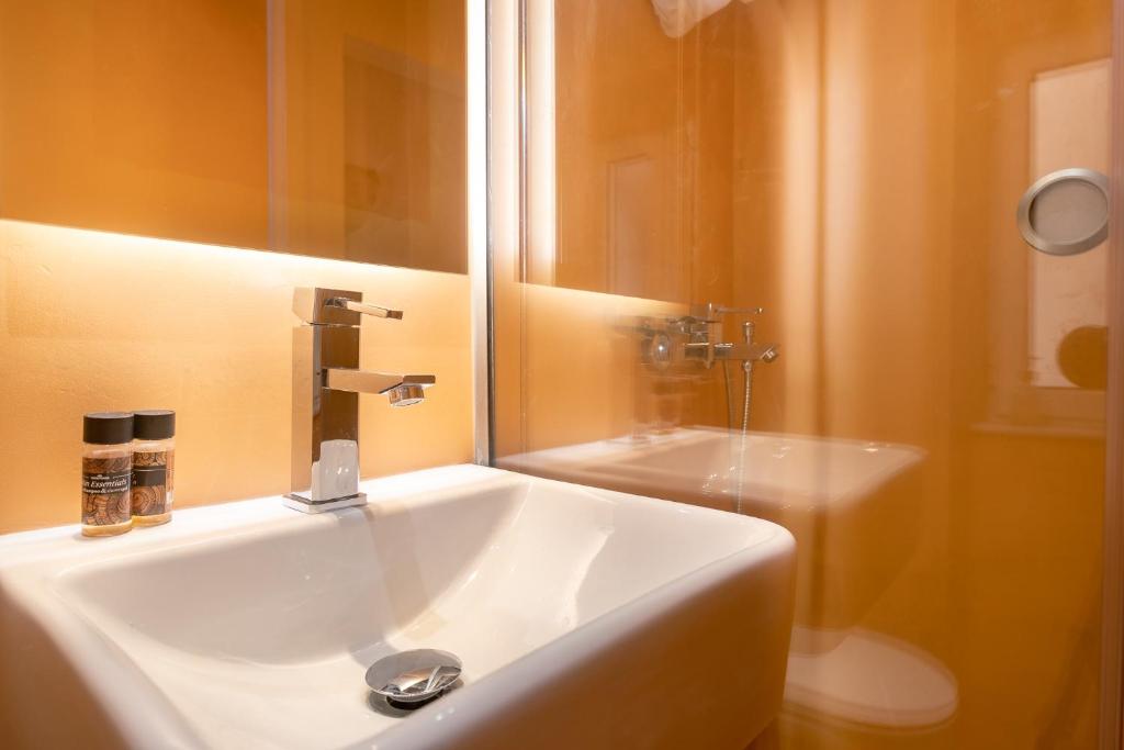 Kúpeľňa v ubytovaní Old Town Gem - Elegant Guilford Apartment