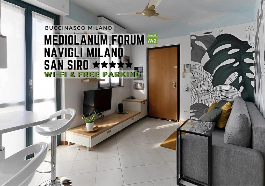 Mediolanum Forum-Milano Sud Area-Free Parking & Wi-Fi في بوكيناسكو: غرفة معيشة بها أريكة وتلفزيون