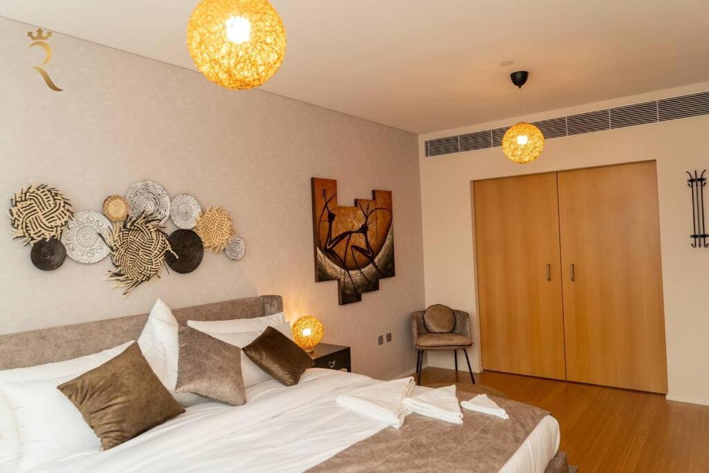 Postel nebo postele na pokoji v ubytování Your Perfect Retreat Stunning Cozy 1BR with Beach Access