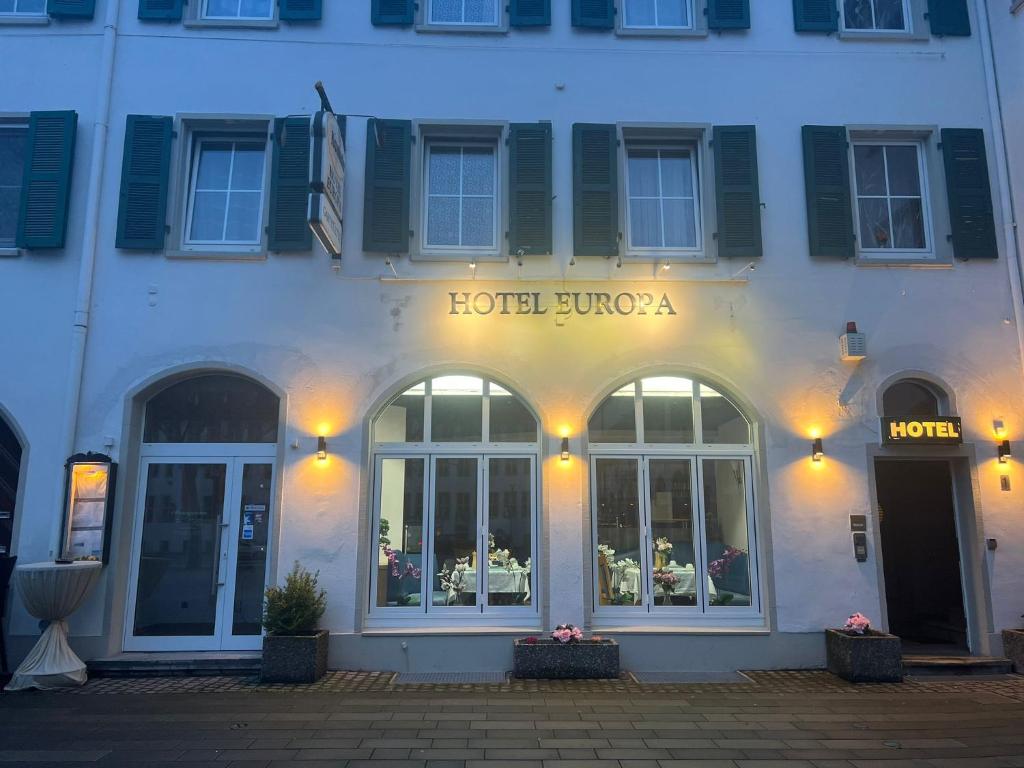 een winkel voor een gebouw met de woorden hotel juocoa bij Hotel Europa - Restaurant in Rüsselsheim
