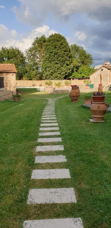 a stepping stone path in a field of grass at Villa Bruna in Poggibonsi