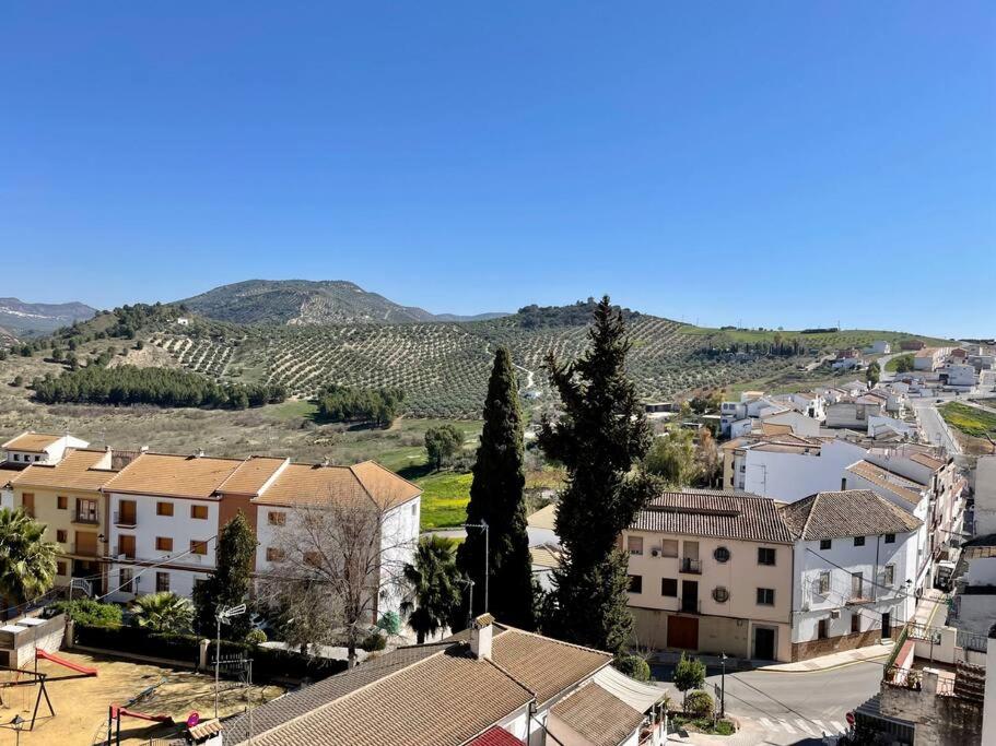 vistas a una ciudad con casas y montañas en Casa de la Abuela Antonia, en Iznájar