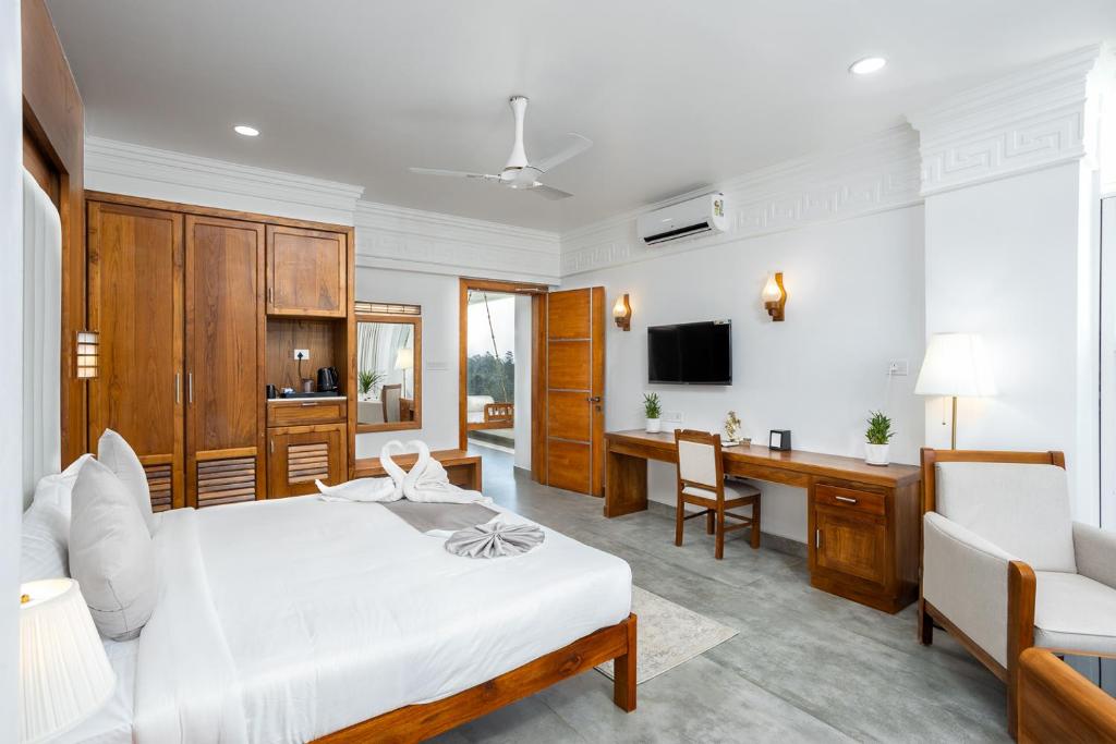 TV a/nebo společenská místnost v ubytování HOTEL WHITE HOUSE, Munnar