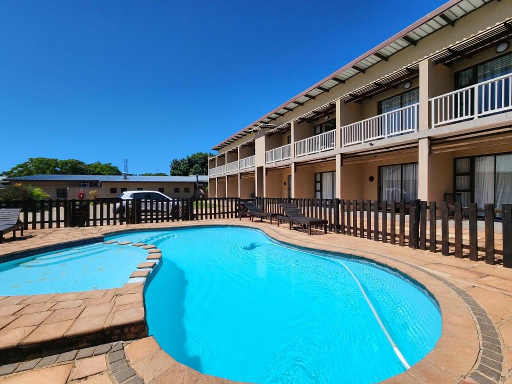 una piscina frente a un hotel en Hippo Lodge Apartments, en St Lucia