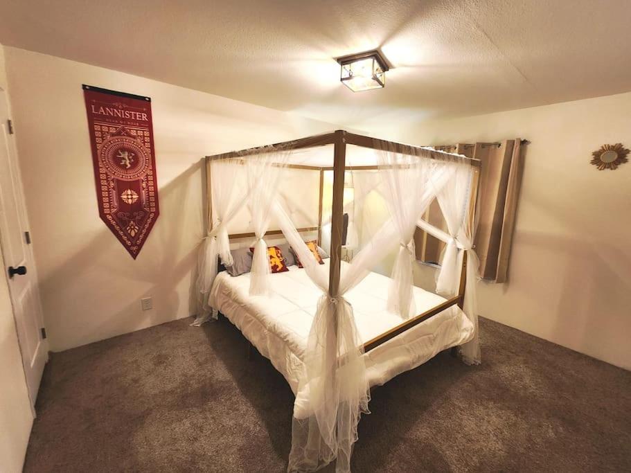 Postel nebo postele na pokoji v ubytování Westeros - GoT Themed Cabin in the Olympic Forest.