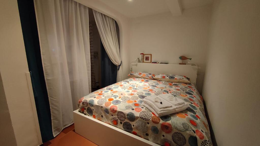 a small bedroom with a bed and a window at La Casa di Milly in Sori