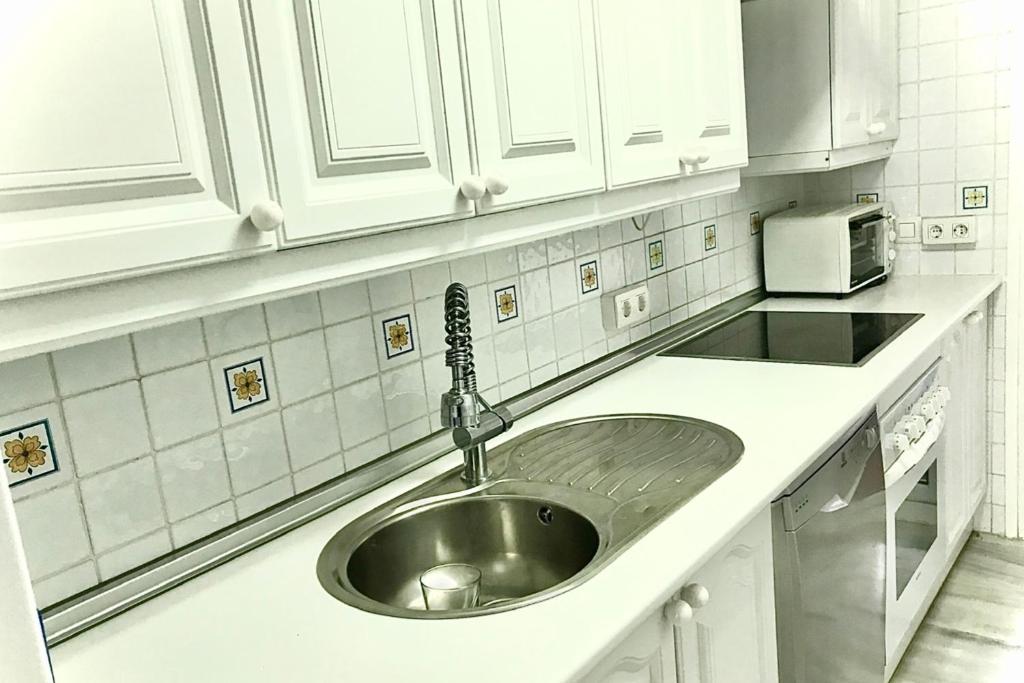 Kuchyň nebo kuchyňský kout v ubytování MI CAPRICHO BEACHFRONT- 9D Apartment with sea views - Costa del Sol