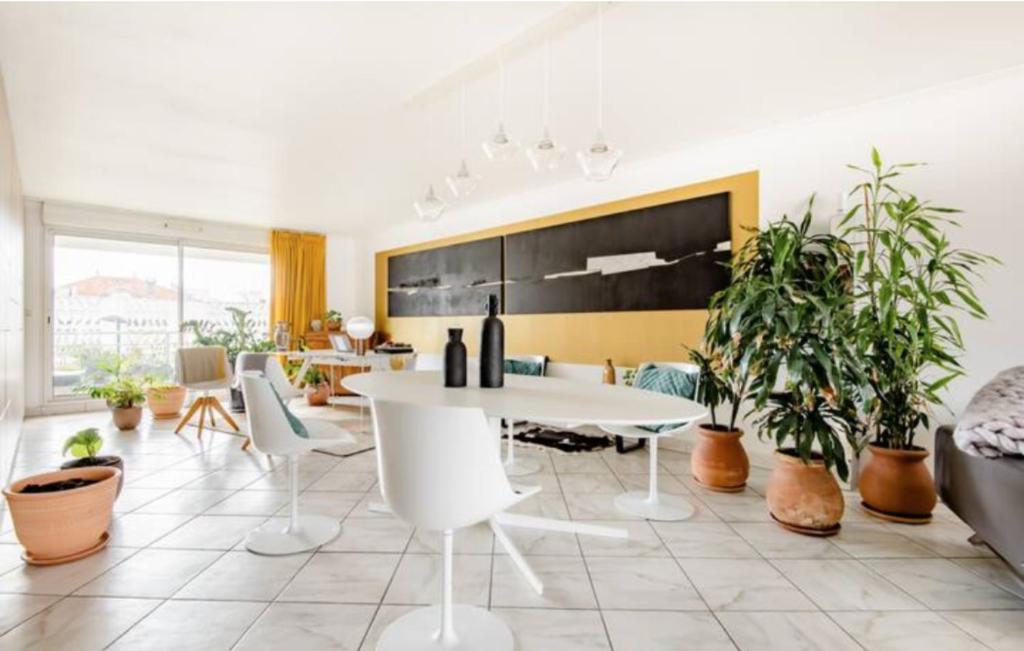 un soggiorno con tavolo e alcune piante di Chambres d'hôtes du Parc Bordelais a Bordeaux