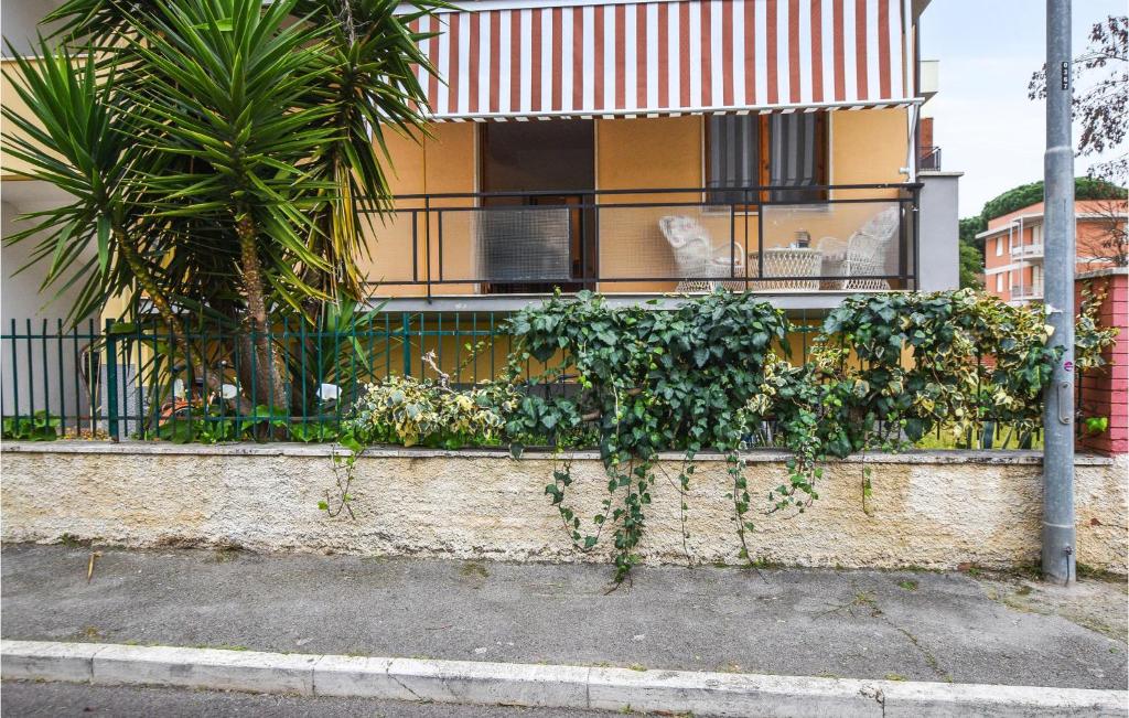 ein Gebäude mit einem Balkon mit Pflanzen in der Unterkunft 2 Bedroom Lovely Apartment In Follonica in Follonica