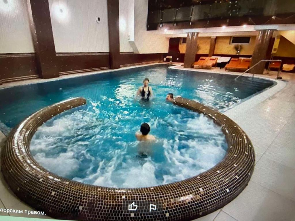 un paio di persone in una piscina di Апартамент в отеле "Шале Грааль" г Трускавец a Truskavec'