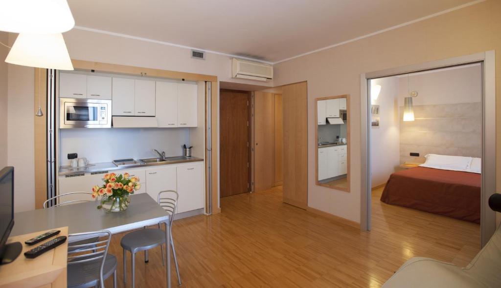 Kuchyňa alebo kuchynka v ubytovaní AlbaResidence Masera26
